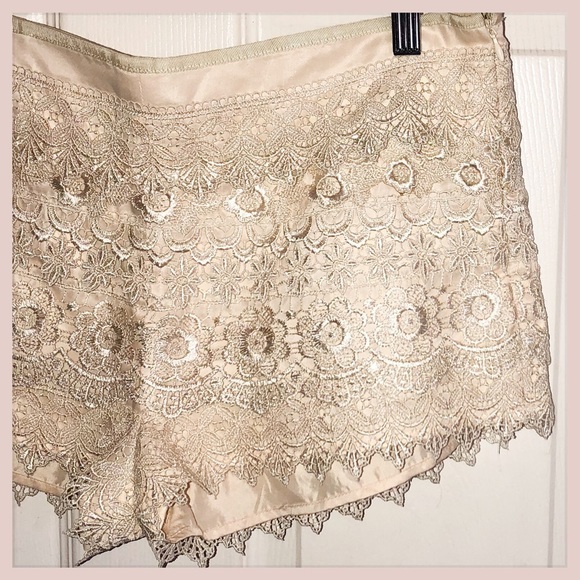 💔💔 SOLD💔💔  Sans Souci Ecru Lace Shorts - Picture 3 of 6